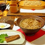 手打ち蕎麦とフレンチの やな木 - 鰊蕎麦（手前）、盛蕎麦（奥）