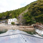 魚山人 - 10分ほどのクルーズで到着