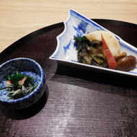 観山 - 先付(アワビ、菊菜のお浸しなど)