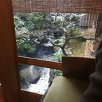 瓢亭 - 中庭に小川が流れています
