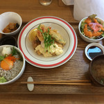 ヒトサラ - 海老フライ定食
      ＋300円でしらす丼にしました。