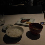 瀬里奈 - 魚沼産コシヒカリご飯、味噌汁、天然ブリの塩焼きが並んだ様子です。