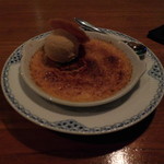 瀬里奈 - クレームブリュレです。モンシェルトントンからの出前で、上にクッキーとキャラメルアイスがのっています。