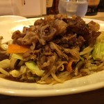 江戸堀BEEF - 野菜炒めの上に牛バラ肉が乗っている料理でした