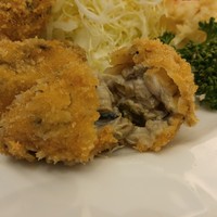 厳選洋食さくらい - 牡蛎のフライにナイフをいれて