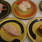 はま寿司 - 金の皿は150円。