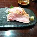 真ゆき - ねっとりとしたたたきは一切れが大きく，皮がまたうまい．柚子胡椒とおろしにんにく添え．