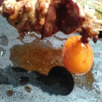 真ゆき - ちょうちんリフトアップ。一口でほおばると、黄身がプチュッ、とろりとはじける。