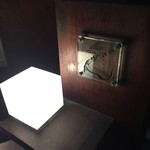 旬彩割烹 あうん - 入口　ガラスの銘板