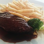ツキ シュール ラメール - 牛肉のステーキとフレンチフライ