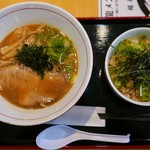 麺屋 一龍 - 濃厚鶏豚骨白湯そば（醤油、ニンニク無し） ・鶏そぼろ丼セット　（計980円）