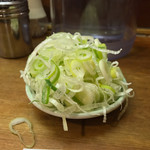 龍上海 - トッピング無料券をいただいたので、ねぎ♡  この溢れんばかりの量。これぞお店の心意気