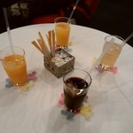 ジェーシービー・ラウンジ - ドリンクは飲み放題。コースターがカワイイ。