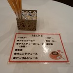 ジェーシービー・ラウンジ - メニューは少ないが飲み放題。ベビー食以外食べ物は出してはいけない。