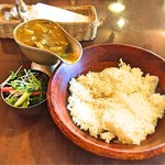 カレーハウス epice - 「日替わりカレー」サラダも美味しいです！