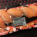 エレナ - サーモンにぎり 429円