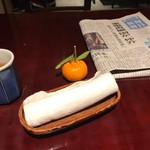 田舎庵 - みかんと新聞をくれました