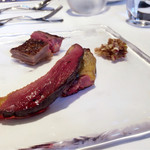 ウシマル - かずさ和牛と千葉県産真鴨のロースト
          ベリーと玉ねぎのソース添え