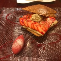 ロスタル - いちごとピスタチオのミルフィーユ 甘さと酸味が程よく美味しい
