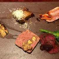 ロスタル - シャルキュトリー盛り合わせの3皿目
                雉を初めて食べました(チーズかかってるやつ)