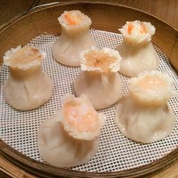 京鼎樓 HANARE店 - 「焼売３種盛り」上の２つが蟹みそ焼売、真ん中２つがもち米焼売、下の２つが海老焼売。