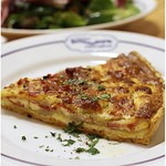 ブラッスリー　ロノマトペ - アンディーヴとベーコン、グリュイエールチーズのタルトと
北海道真狩村、三野農園さんのお野菜添え
