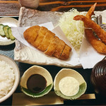 美はる - ロースとエビフライ定食@2300 自家製タルタル 絞りレモン ライスは大盛りだとプラス80円 お代わりだと120円 写真は通常です。