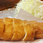 美はる - ロース 薄皮の上品なとんかつです。何気にキャベツの千切りが旨い！ロースは新潟県産