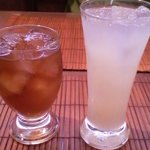 ラビアン タイ - ウーロン茶とグァバドリンク（やたらと氷が多かった）