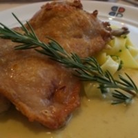 ブラッスリー ポール・ボキューズ 大丸東京 - 鶏もも肉のソテー　　カレー風味のクリームソース
