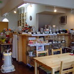 ハルノ珈琲 - ハルノ珈琲の店内：入口から見たところ