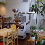 ハルノ珈琲 - ハルノ珈琲の店内にある焙煎機：入ってすぐ左に設置されています