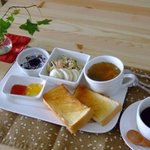 ハルノ珈琲 - ハルノ珈琲：モーニングセット。具だくさんのスープやサラダは毎日変わります。食パンの半分は店内で作ったものを使っています。