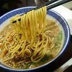 宇明家 - 中華そば　麺リフト　中加水太麺
