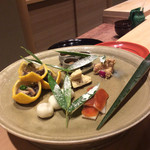 米増 - 2016.12 八寸^_−☆、福森道歩チャンの大皿〜♪
      奥の室礼、李朝の高台^_−☆