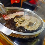 名物トンマキ じゅんご - 鉄板で焼きます♪