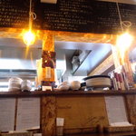 大衆食堂 瓦町ブラン - オレンジの照明。