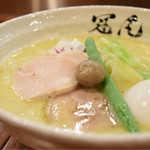 らぁめん冠尾 - 味玉純白湯らぁめん@税込900円：ほどよくこってり。しつこく感じは無く、また、終始飽きない仕上がり。