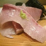 鮨処 多田 - 造り　寒鰤　多田さん推奨｢塩パラ山葵｣で