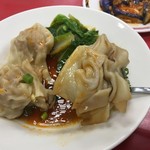 厚得福湯包麵食專賣店 - 紅油妙手のワンタン、大きなスプーンが隠れます