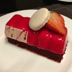 Café Macaron - ROMANCE VELVET CAKE：Php199