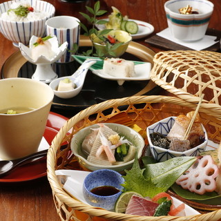 期間限定ランチ 緊急事態宣言解除特別割引 税込2700円 全6品 金沢港直送の鮮魚のお造り 鶏つくね治部煮 加賀野菜付きお昼の籠盛り膳 銀座の 金沢 Ginza No Kanazawa 銀座一丁目 懐石 会席料理 食べログ