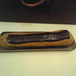 ラ・メゾン・デュ・ショコラ - ショコラのエクレア。クリームがめちゃ美味しい。