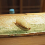 東麻布 天本 - 東京湾小柴の墨烏賊の握り