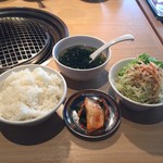 牛王 - ランチのセットご飯ほか