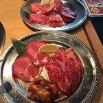 牛王 - 奥が三昧定食、手前が牛王定食の肉