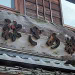 Nezameya - 伏見稲荷大社参道にはお稲荷さんやきつねうどんが食べられるお店が多いんだよ。こちらも1540年創業の老舗店なんだそうです。店名の『祢ざめ家』は豊臣秀吉が、正室・祢々の字を取ってつけてくれたものなんだって