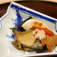 観山 - 先附①：鮑のやわらか煮の酢の物　赤水菜、小蕪、金時人参 