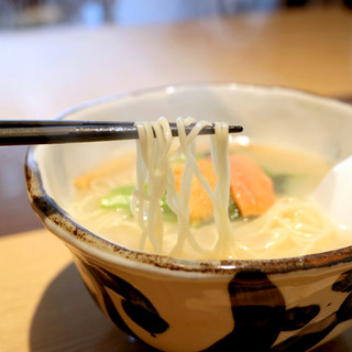 Hanayama Zetto - ウニと魚介の塩ラーメンの麺 '16 1月下旬
