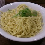 本田商店 - ・替え玉は皿で、徹底的に茹で汁は切りたいから、この方式が好き